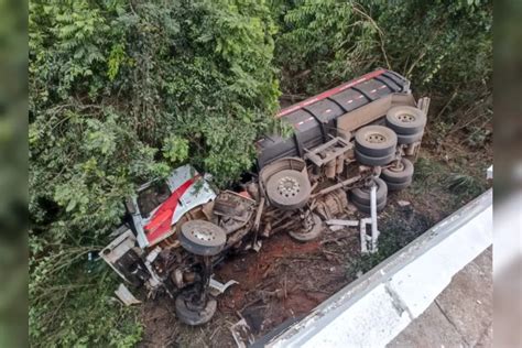 Caminhão tomba sobre ponte e quase cai em rio no Paraná veja vídeo O