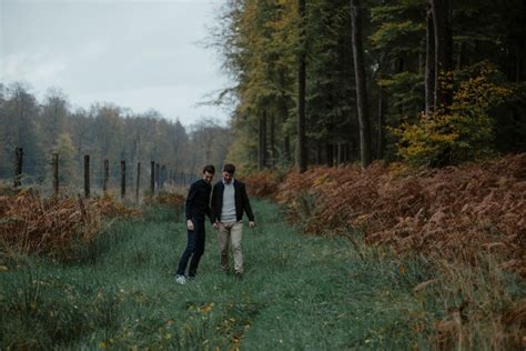 Séance engagement gay en automne en forêt