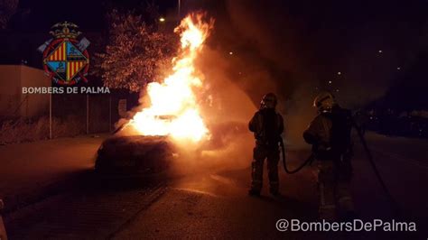 Un incendio de madrugada calcina un coche en el polígono de Levante