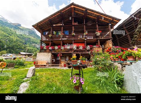 Casas T Picas De Estilo Walser En Pedemonte Alagna Valsesia Piamonte