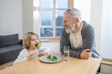 Comida Sana Hombre Maduro Y Su Hijo Desayunando Juntos Foto Premium