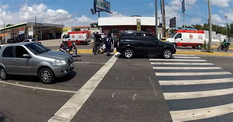 G Moto Bate Em Traseira De Carro Que Parou Antes Da Faixa Em