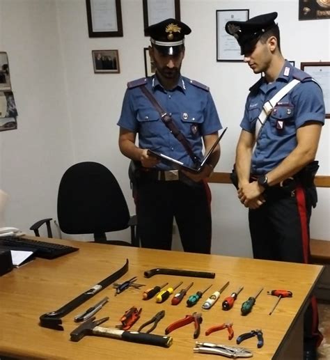 Ladri In Azione Nel Parcheggio Del Centro Commerciale Carabinieri Ne