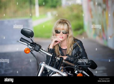 Harley davidson girl blonde Banque de photographies et dimages à haute résolution Alamy
