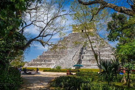 Tempel Piramide Van Kukulcan El Castillo Achter De Bomen Chichen Itza