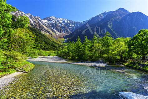 長野県 新緑の穂高連峰と梓川 上高地朝景 河童橋より 191922730 の写真素材 アフロ