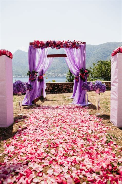 Arco Da Cerim Nia De Casamento Altar Decorado As Flores No Gramado