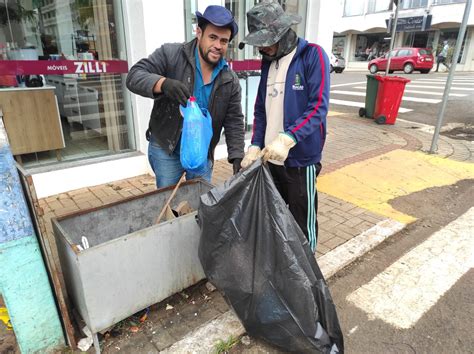 Mutirão De Limpeza Pública Em Barracão Coleta De Lixo Reciclável Na