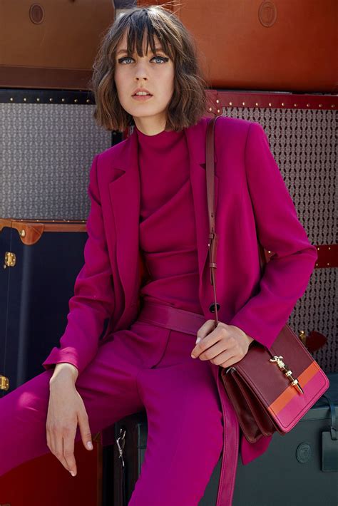 Viva Magenta dicas e inspirações para incluir a cor de 2023 no seu look