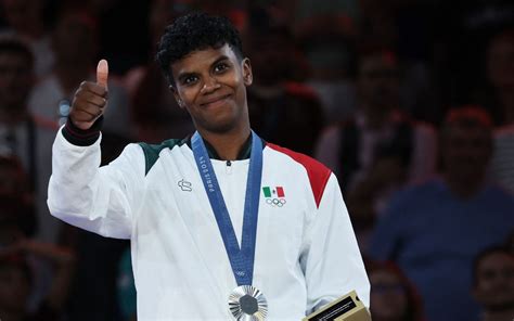 Par S Orgullo Mexicano Prisca Awiti Alcaraz Se Cuelga La