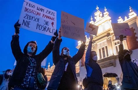 Trybunał zaostrza prawo aborcyjne Protesty na ulicach Wadowic Suchej