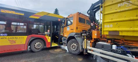 Wypadek na Widzewie Zderzenie autobusu MPK i śmieciarki na ul