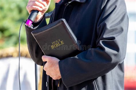 Pastor Predicador Con La Biblia En Las Manos Durante El Sermón La