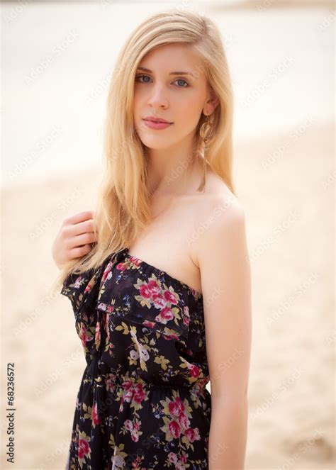 Blonde Frau am Strand fühlt sich wohl Stock Foto Adobe Stock