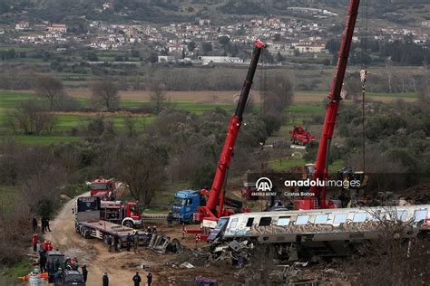 Sedikitnya 36 tewas dalam tabrakan kereta di utara Yunani Anadolu Ajansı