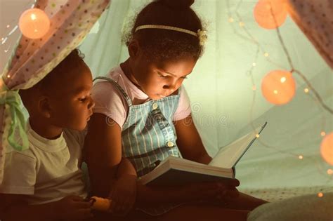 Hist Ria De Horas De Dormir Afro Americano Pequena Da Leitura Das