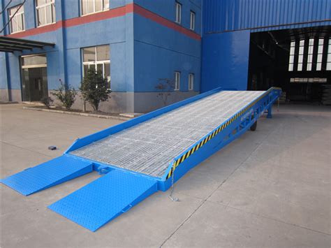 Adjustable Loading Dock Ramp Mobile Loading Ramp With Manual Hydraulic Pump