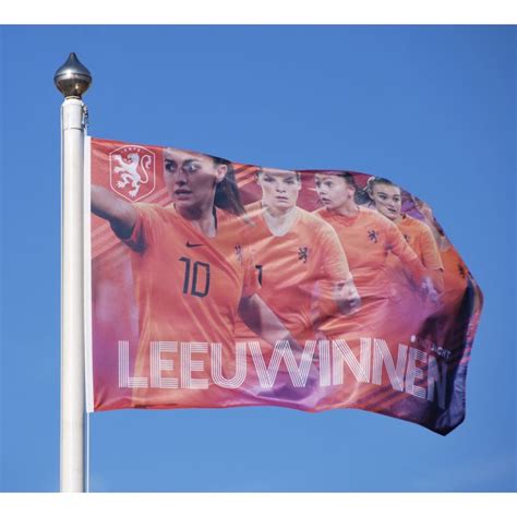 De officiële KNVB vlag OranjeLeeuwinnen verkrijgbaar bij Faber Vlaggen