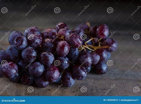 O Grupo De Uvas Encontra Se Em Uma Tabela De Madeira Foto De Stock