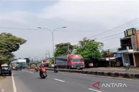 Lalu Lintas Kendaraan Di Jalur Pantura Pekalongan Batang Ramai Lancar