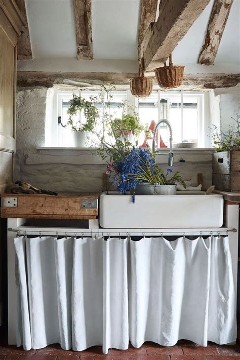 An Ancient Sussex Farmhouse Filled With Inherited Furniture And Flea Market Finds In 2024 Wood