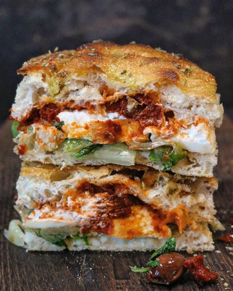 Focaccia Farcita Con Scarola Burrata Affumicata E Pesto Di Pomodori