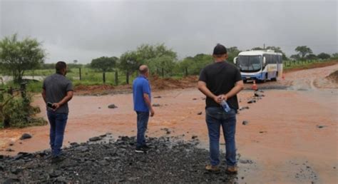 Drama Famílias ficam ilhadas após rio transbordar em Maracás