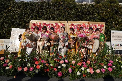 【二十歳を祝う会】花のフォトスポットで華を添える／碧南市