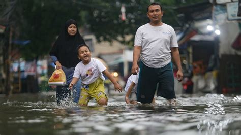 Foto Hujan Deras Di Hari H Pemilu Ini Daftar Wilayah Dan Ruas Jalan Di