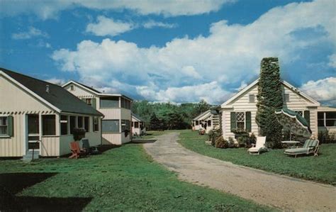 Julie's Motel and Cottages York Beach, ME Postcard