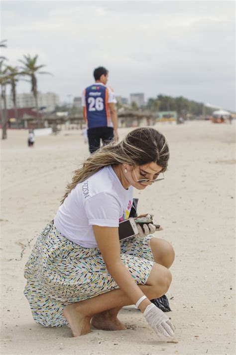 Limpeza Da Praia Do Futuro Tem Participa O De Influenciadoras Digitais