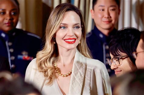 Angelina Jolie estrena un nuevo color de pelo y se ve como hace 10 años