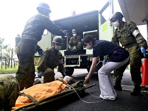 陸上自衛隊、浸水し停電の総合病院から患者30人搬送隊員が声かけ「大丈夫ですからね」 読売新聞