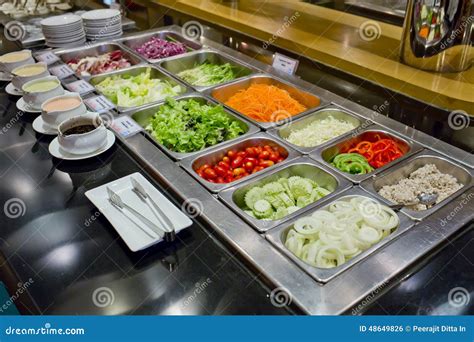 Saladebar Met Groenten In Het Restaurant Gezond Voedsel Stock Foto