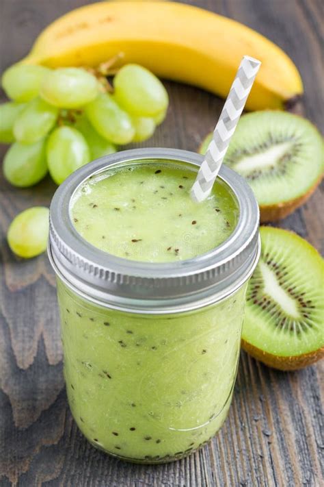 Gezonde Smoothie Met Kiwi Groene Druif En Banaan In Kruiken Stock