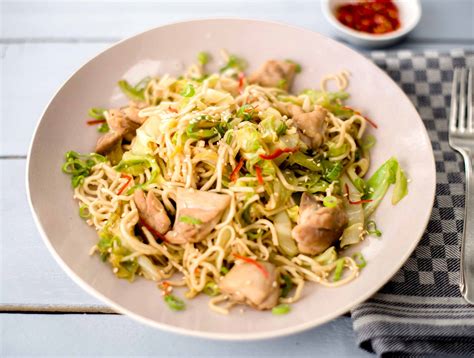 Poulet aux nouilles chou pointu et graines de sésame Recette HelloFresh