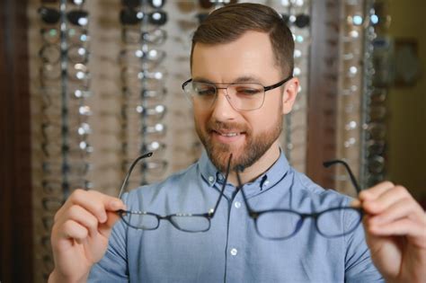 Joven Eligiendo Gafas En La Tienda De Ptica Foto Premium