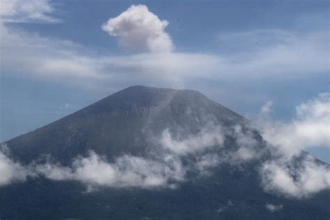 Gunung Semeru Erupsi Tinggi Letusan Abu Vulkanik Capai 600 Meter