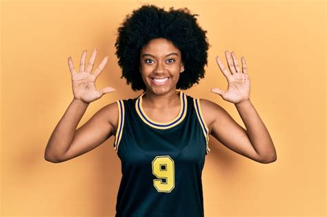 Jovem Afro Americana Vestindo Uniforme De Basquete Mostrando E