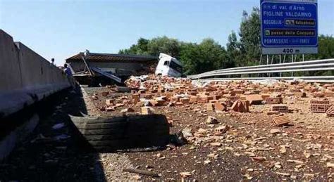 Schianto Sulla A1 Il Tir Sfonda Il Guard Rail Autostrada Invasa Dai