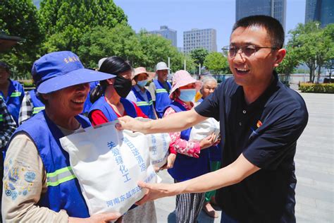 炎炎夏日送清凉 东越市政党支部开展夏日送清凉慰问活动 腾讯新闻