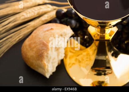 Brot Und Kelch Wein Symbole Der Kommunion Auf Holztisch