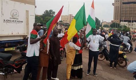 Ouagadougou Des Manifestants Expriment Leur Soutien Au Peuple