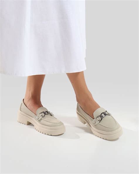 Mocassim Feminino Off White - Mocassim Feminino em Couro Off White Com Fivela 6 | Arietto