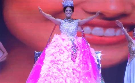 Coronan a Brianda I Reina de los Juegos Florales del Carnaval Mazatlán