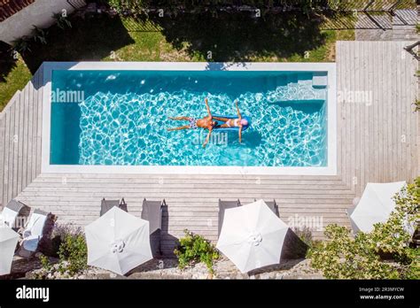 Deux Personnes Nagent Dans La Piscine De L H Tel Vue D En Haut Un