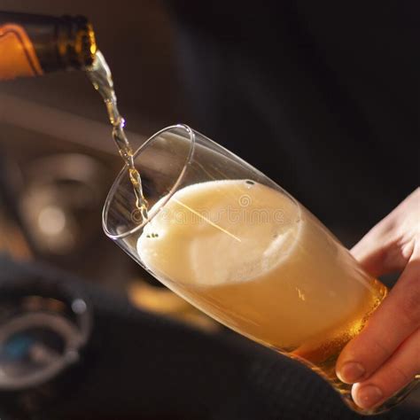 Cerveza De Colada De Camarero En El Vaso Foto De Archivo Imagen De