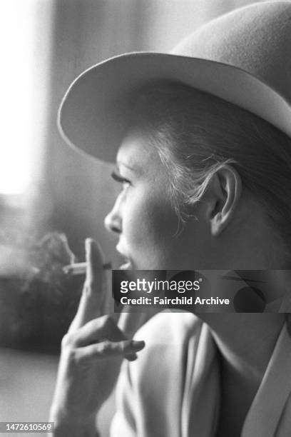 32 Faye Dunaway Smoking Stock Photos High Res Pictures And Images