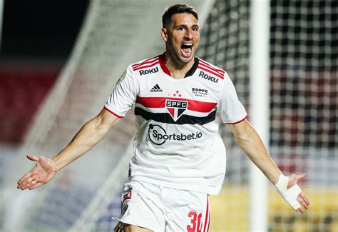 Atua Es Enm Calleri Marca S O Paulo Faz Bom Jogo E Vence Corinthians