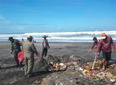 Forkopimcam Sindangbarang Bersihkan Tumpukan Sampah Di Pinggir Pantai Apra